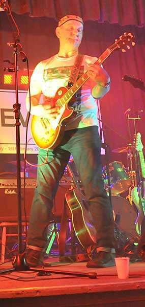 STEViE ZiPP playing a Les Paul guitar