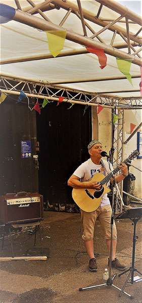 STEViE ZiPP performing at the Canal Festival in Rickmansworth